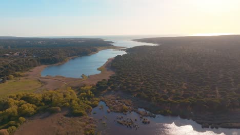 Rückwärtsaufnahme-Der-Wunderschönen-Lagune-Von-Albufeira-Unter-Sonnenlicht,-Portugal