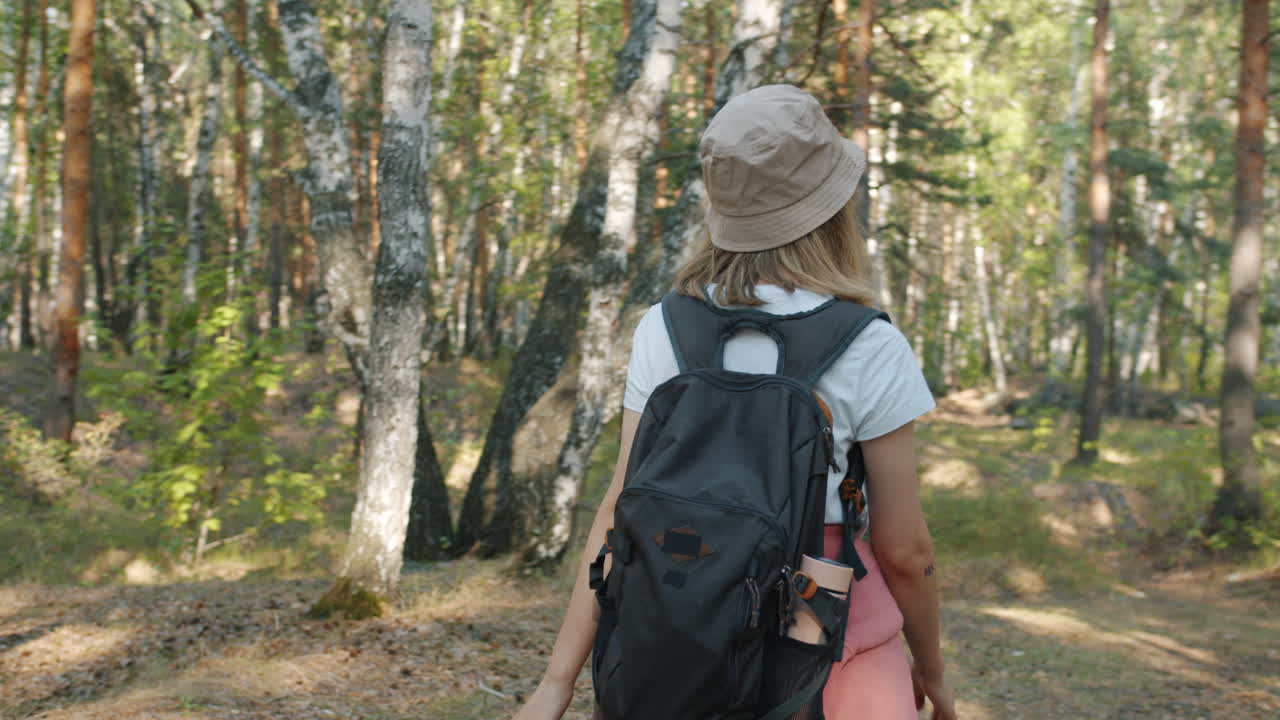 mujer caminando en un bosque