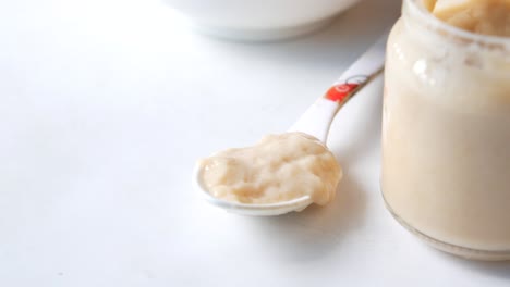 comida para bebés en un frasco y cuchara