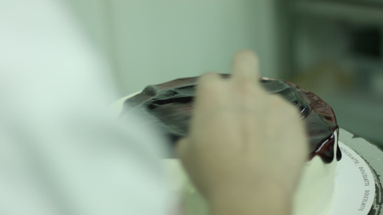 verter salsa de fresa en un pastel de vainilla