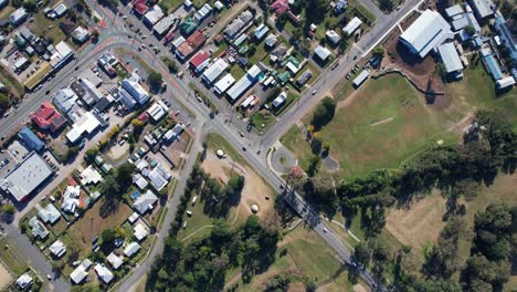 vista a vista de pájaro sobre la ciudad de kilcoy en queensland, australia - disparo de avión no tripulado