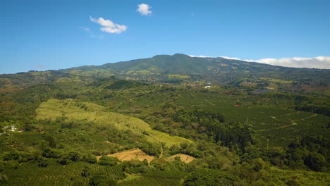 Impresionante-Vista-Aérea-De-Una-Gran-Campiña-Sudamericana