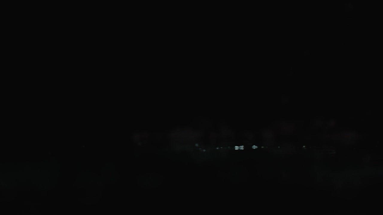 익은 은 노란색 레몬은 어두운 배경에 느린 동작으로 물 어리와 함께 유리잔에 떨어집니다.