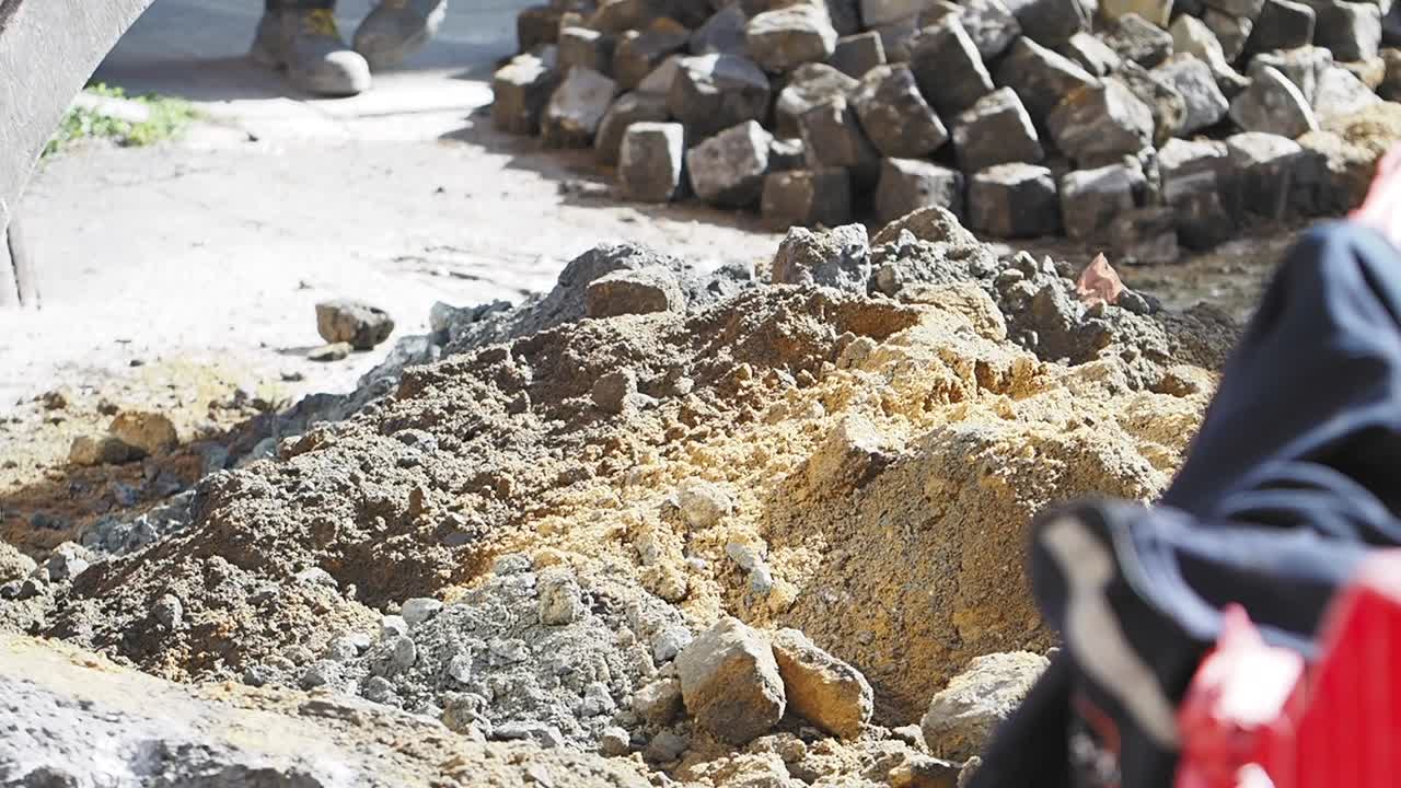 sitio de excavación con adoquines