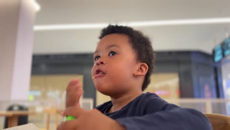 Niño-Negro-Exótico-De-3-Años-Disfrutando-De-Comer-Un-Pastel-En-Una-Cafetería