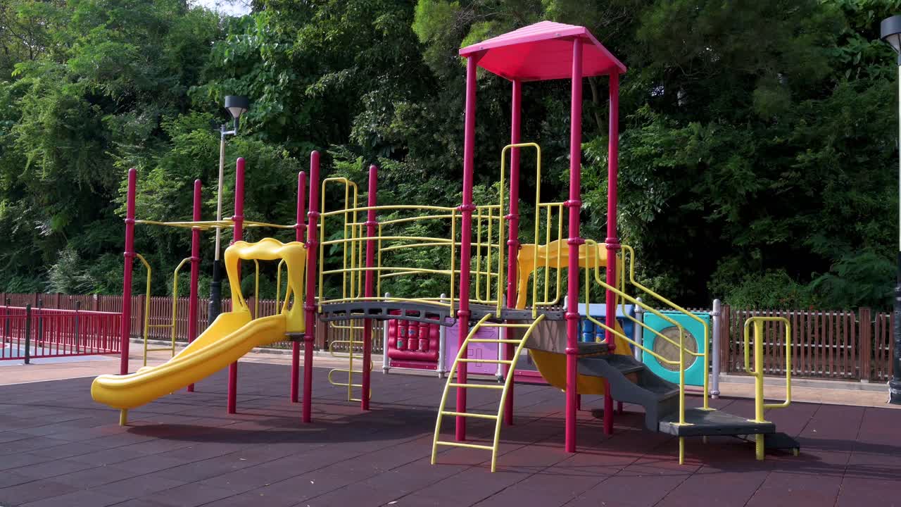 un tobogán amarillo vacío en un parque infantil se ve en un parque en hong kong