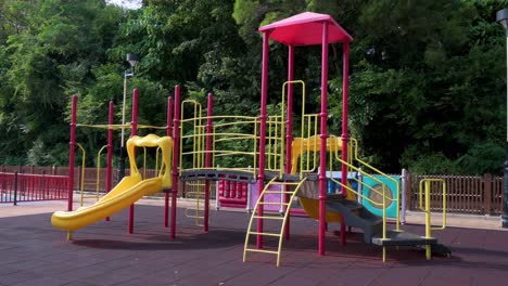 Eine-Leere-Gelbe-Rutsche-Auf-Einem-Kinderspielplatz-Ist-In-Einem-Park-In-Hongkong-Zu-Sehen