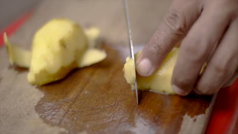 cortar las patatas en trocitos pequeños en dos partes