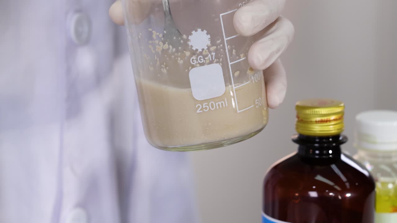 demostración de la reacción química con levadura y peróxido de hidrógeno