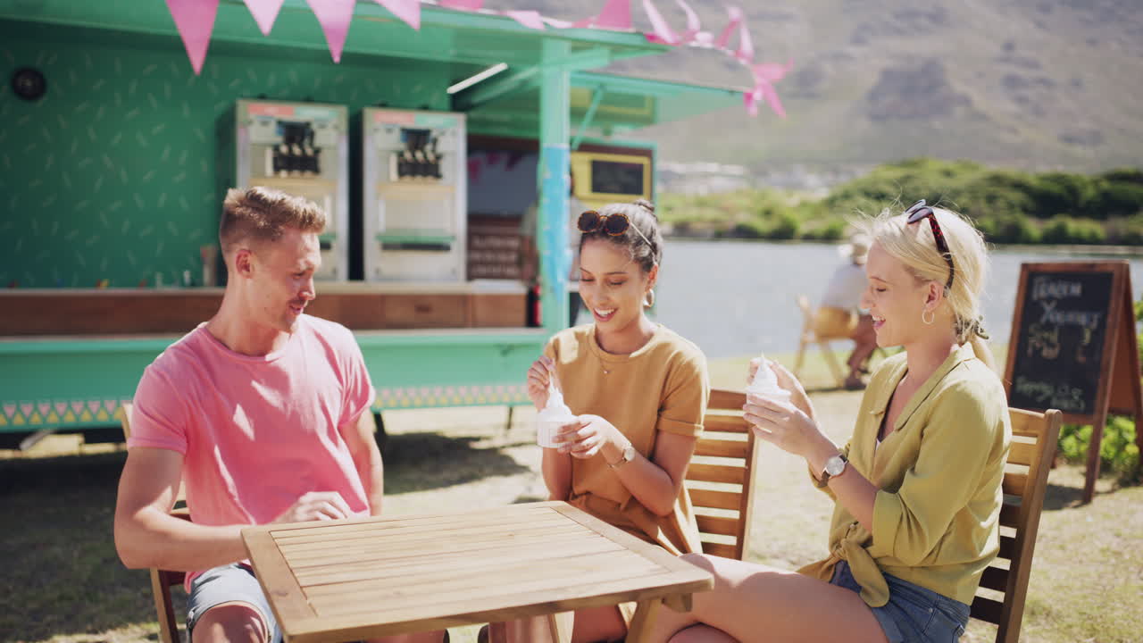 음식 트럭 에서 아이스크림 을 즐기는 친구 들