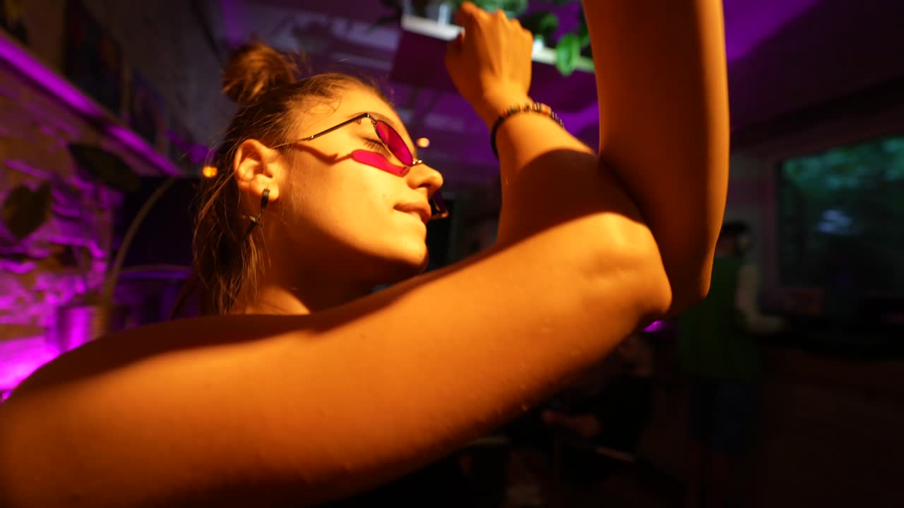 mujer bailando en un club nocturno