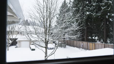 Blick-Aus-Einem-Fenster-Im-Obergeschoss-Auf-Die-Wohnstraße-Unter-Dem-Schnee