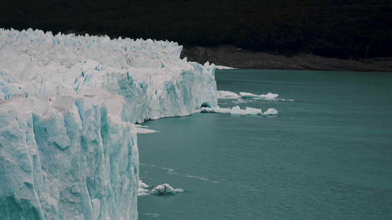 un vasto glaciar en el suroeste de la patagonia argentina en el parque nacional los glaciares.