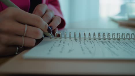 mujer escribiendo en un cuaderno
