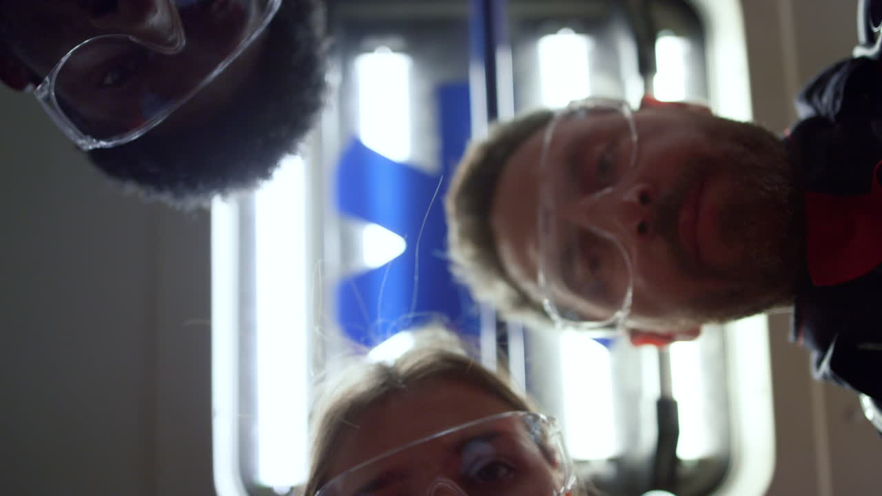 간호사 들 이 손전등 을 들고 환자 를 검사 하고, 의료 종사자 들 이 사람 을 구원 하고 있다