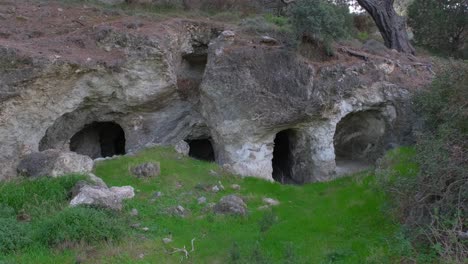 vista de la entrada a cuevas encantadas de cuento de hadas.