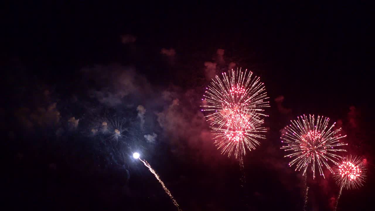 hermosa exhibición de trabajo de fuego colorido por la noche para la celebración en el festival