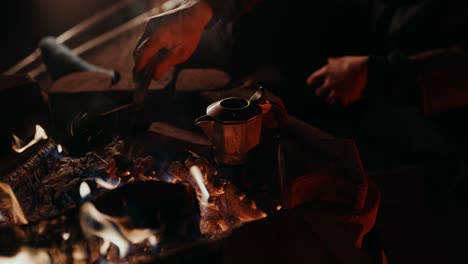 Café-De-Fogata:-Un-Joven-Con-La-Pierna-Enyesada-Pone-Su-Moka-Destartalada-Sobre-Las-Brasas-De-Su-Fogata