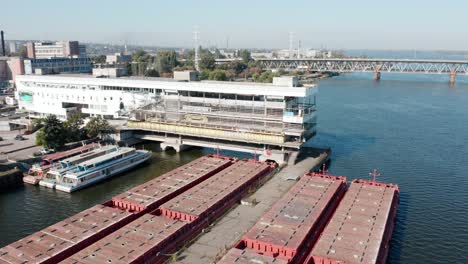 vista aérea del gran puerto fluvial de la ciudad con buques de carga y pasajeros parados