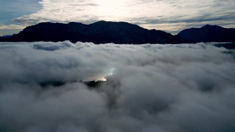 il cielo è coperto da uno spessore di nuvole, creando un'atmosfera lunatica e misteriosa