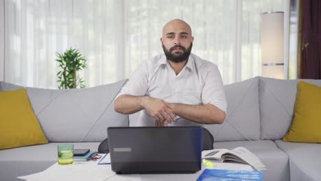 El-Hombre-Trabajador-De-Oficina-En-Casa-Baila-Mirando-La-Cámara.