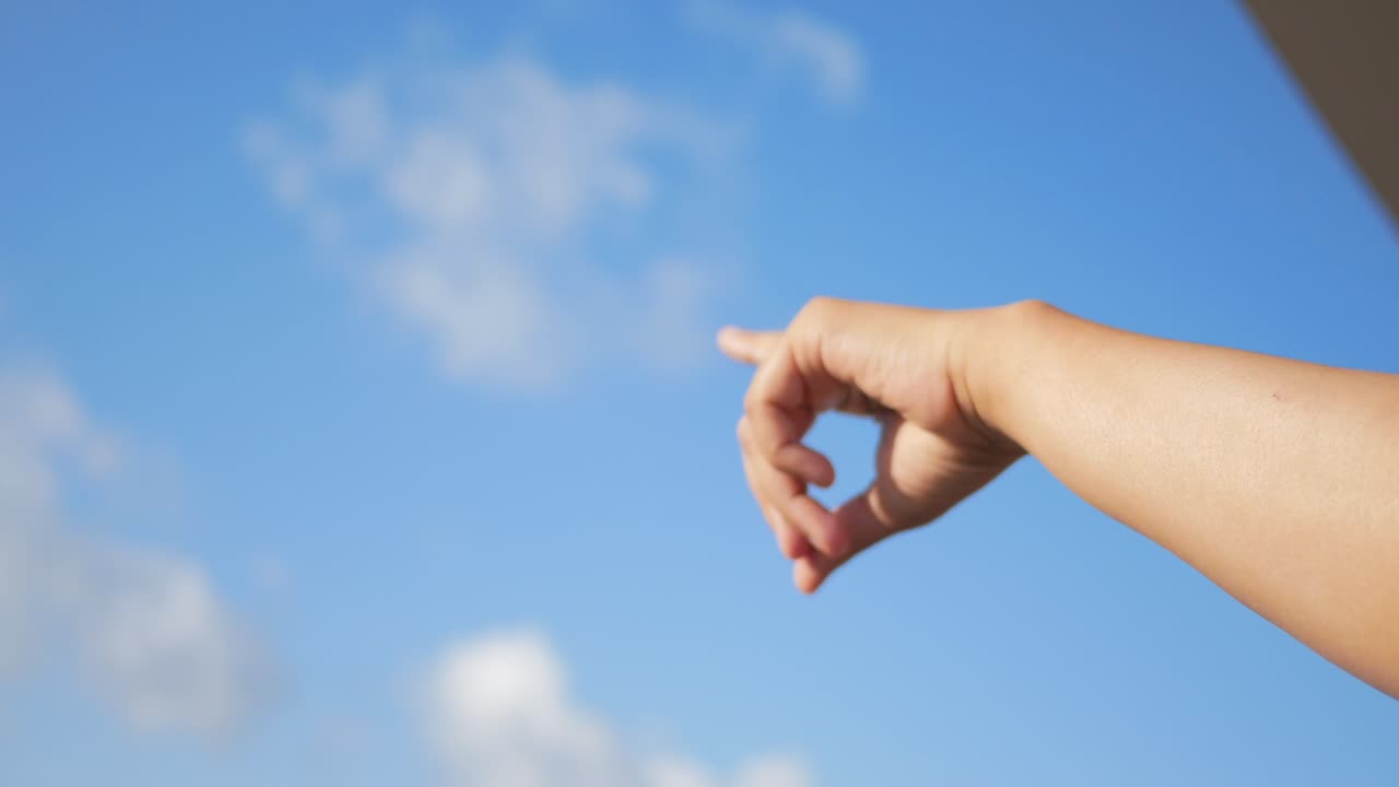 하늘을 가리키는 손