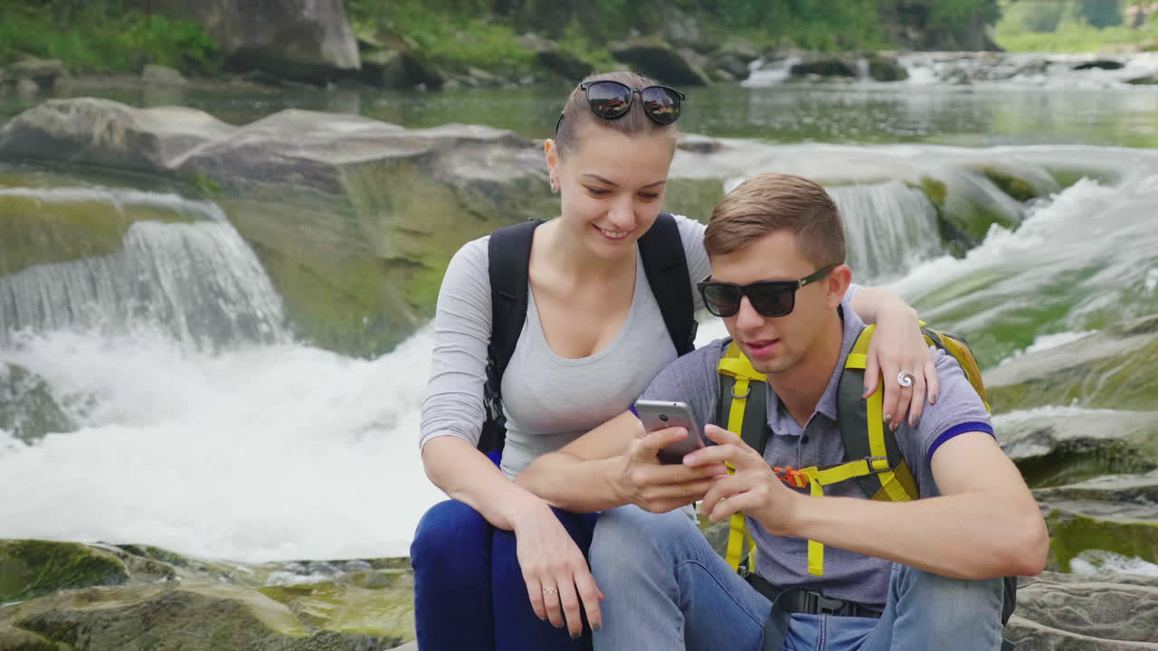 una hermosa cascada en las montañas agua que fluye sobre las rocas