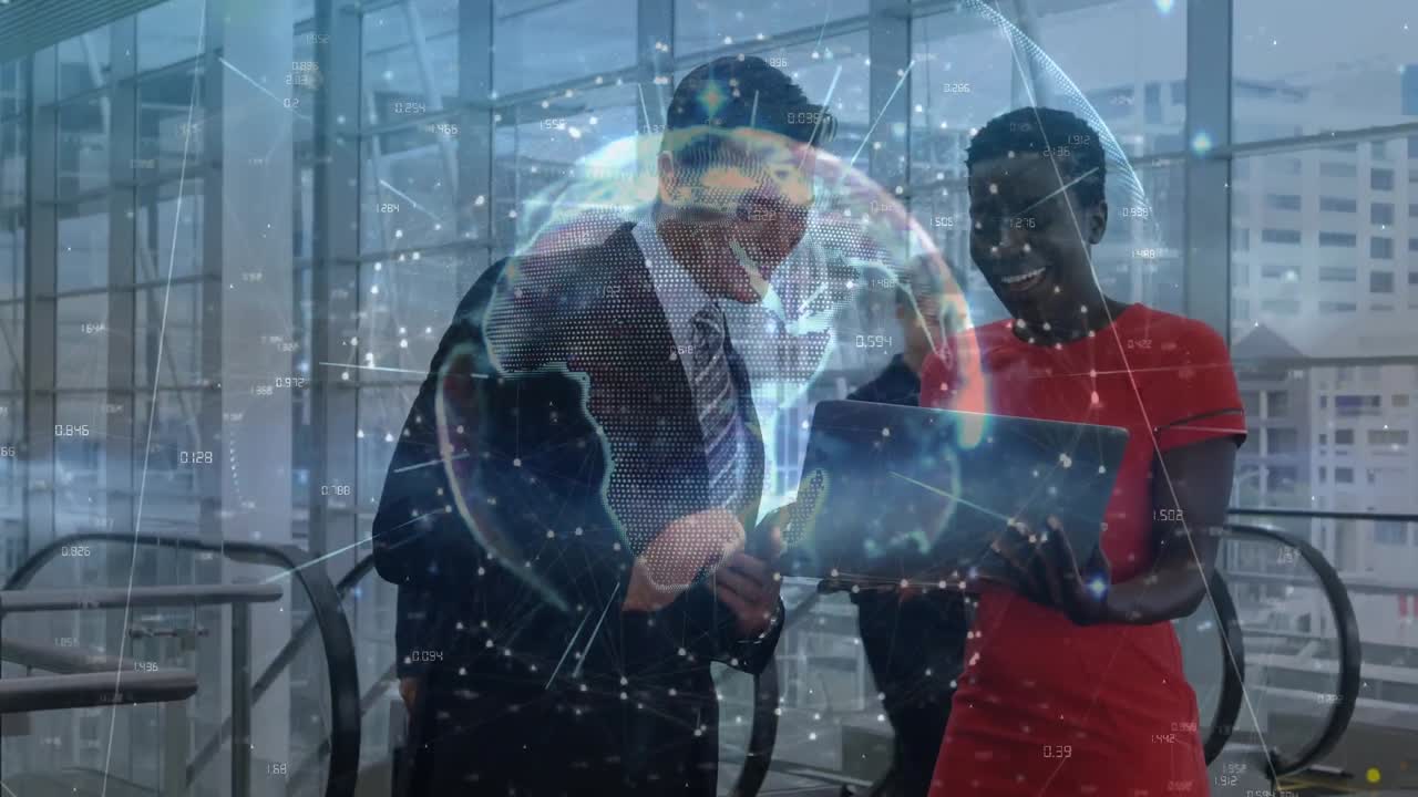Animation av jordklot och nätverk av anslutningar över olika affärspersoner som använder bärbar dator på kontoret