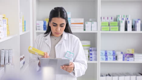 Woman-pharmacist,-prescription-medicine