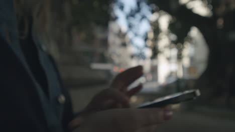 ella siempre necesita estar en contacto mujer con celular caminando en la calle