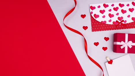regalo di san valentino, busta con carta e cuori muoversi sul lato destro. fermare il movimento