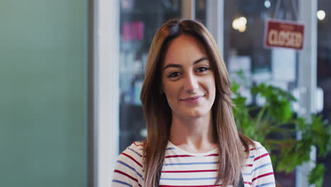 Portrait-of-Female-hairdresser-smiling-at-hair-salon