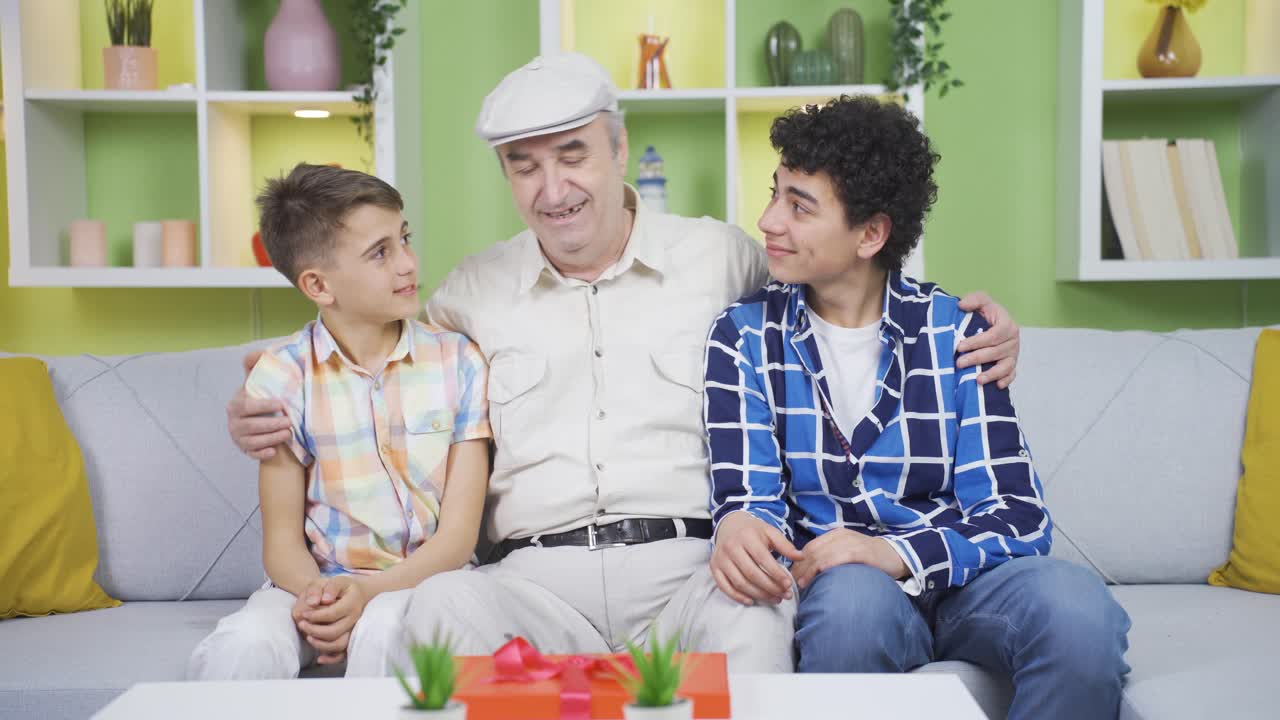 El abuelo bromea con sus nietos. Feliz y amigable.