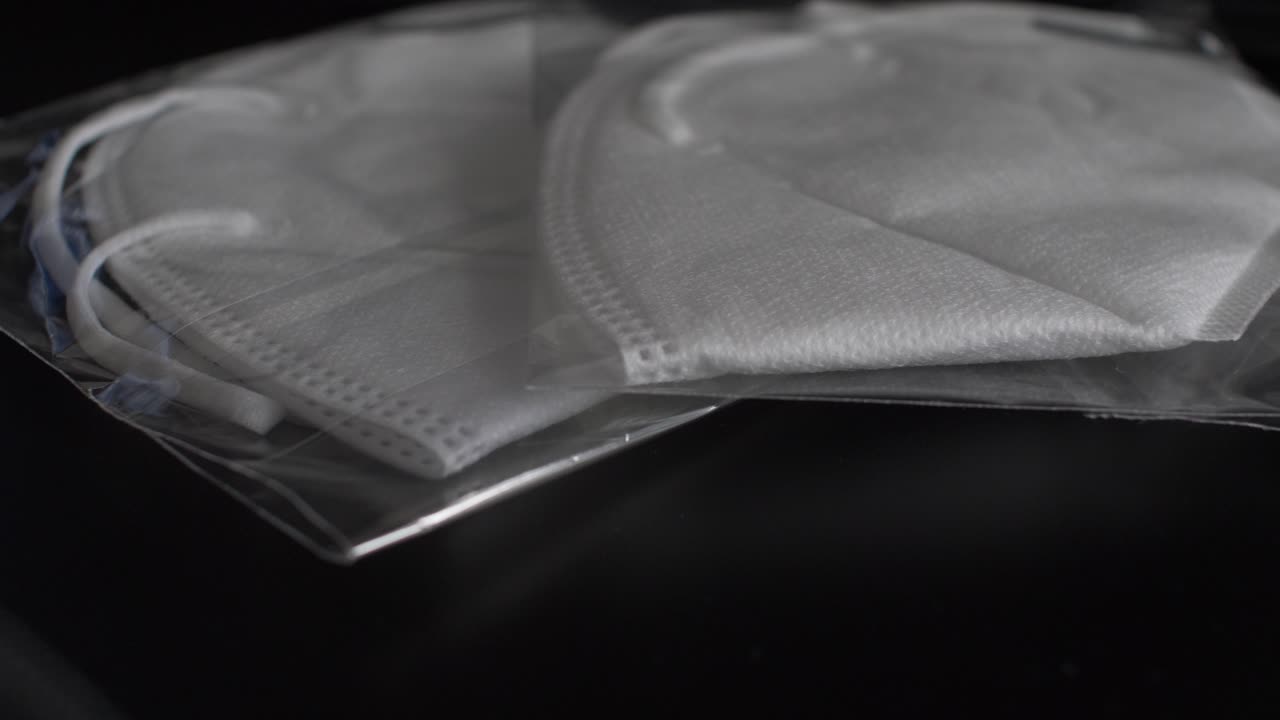 dos máscaras faciales n95 selladas sobre la mesa