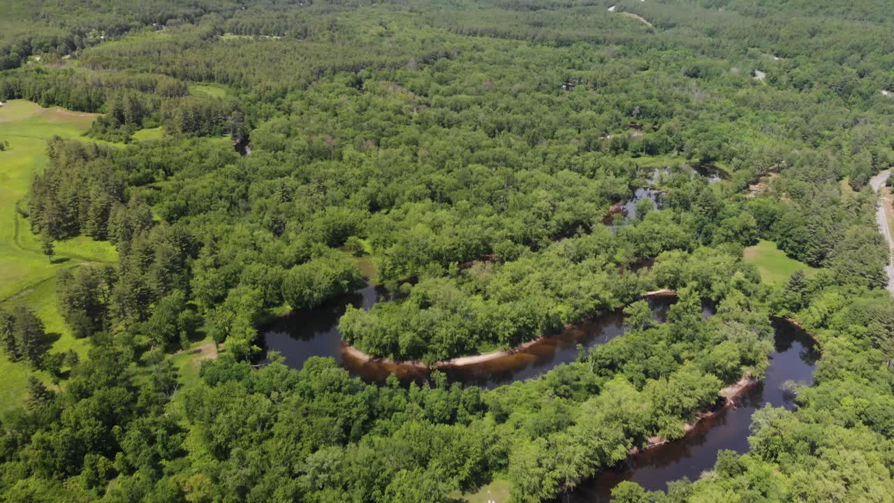 revelación aérea filmada sobre el río greenery y schroon en el norte del estado de nueva york, estados unidos