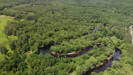 Luftbildaufnahme-über-Dem-Grün-Und-Dem-Schroon-River-Im-Bundesstaat-New-York,-USA