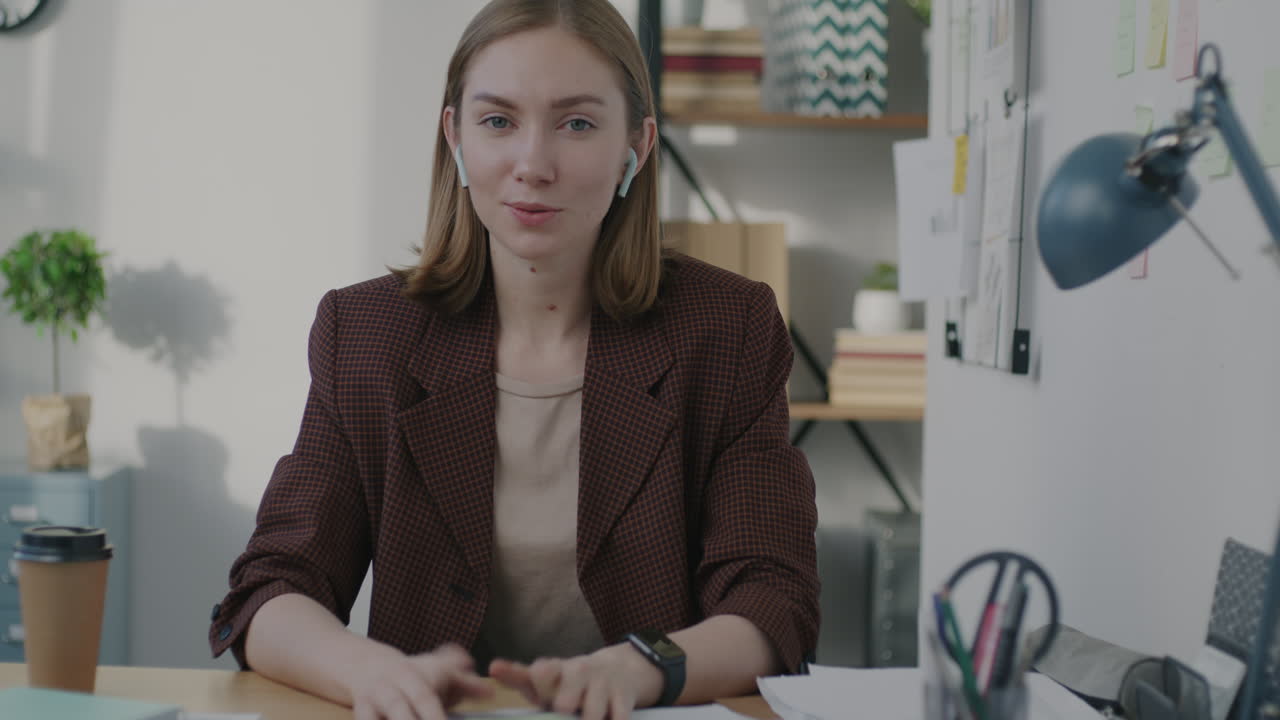 женщина работает из дома