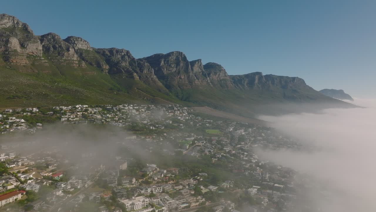 관광지 위 에 있는 바위 절벽 의 내려오는 사진. 바다 에서 떠오르는 안개. 케이프 타운, 남아프리카 공화국