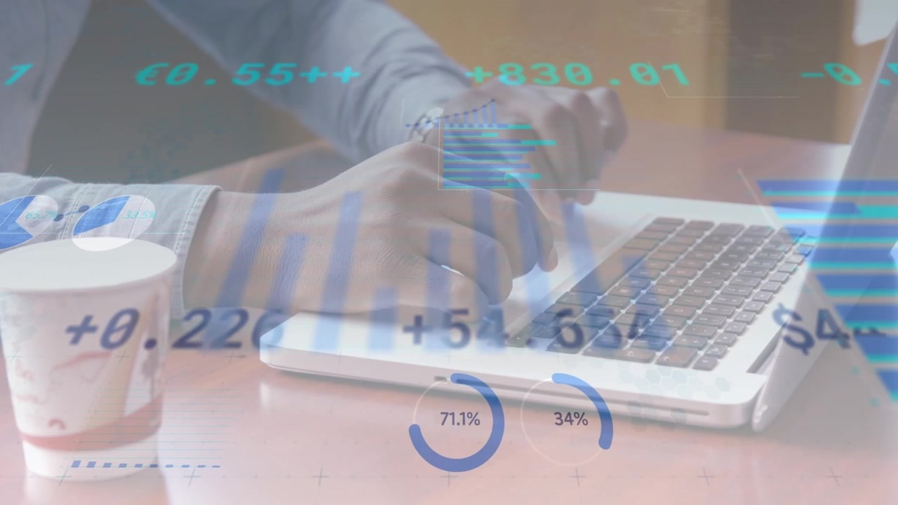 Animering av finansiell databearbetning över afroamerikansk affärsman som använder laptop
