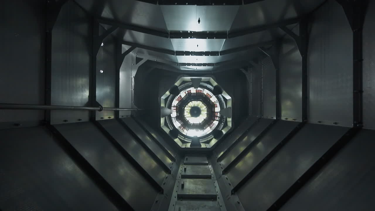 환기 시스템의 일부로 작동하는 팬을 가진 강철 튜브