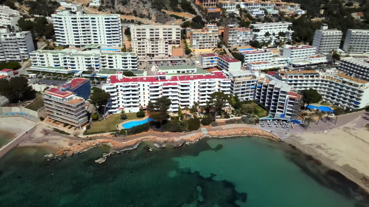 Experience the breathtaking beauty of Santa Ponsa, Mallorca from above, highlighting stunning beaches, vibrant resorts, and the clear azure waters of the Mediterranean.