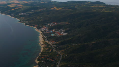 Drohnenaufnahme-Eines-Hotelresorts-An-Der-Küste-Mit-Swimmingpools-In-Athos-Auf-Chalkidiki