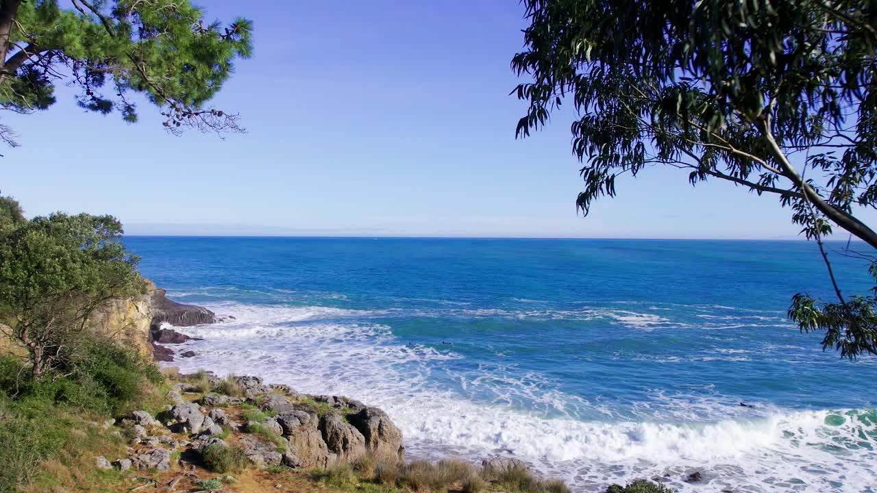 화창한 날 스페인 칸타브리아의 해변을 공중으로 밀어