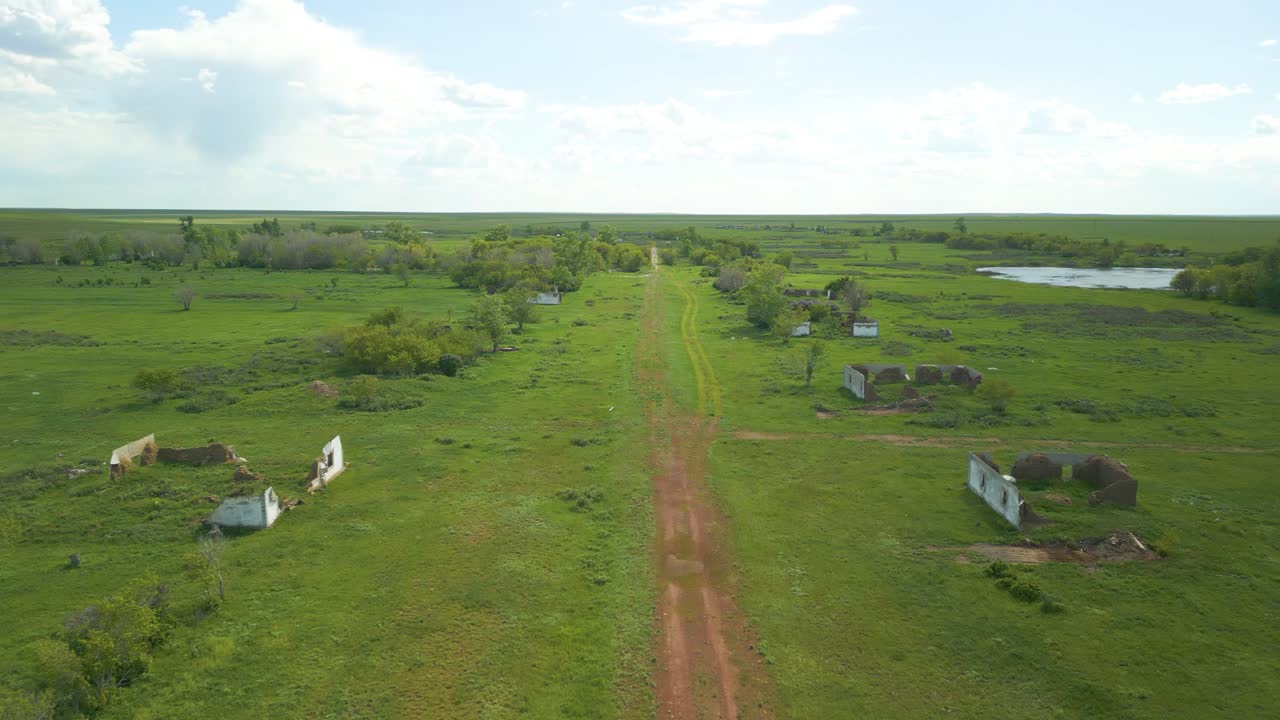 campos verdes y tierras en el campo - disparo aéreo de drones