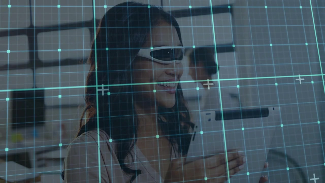 Olhando para o dispositivo portátil, mulher levanta a cabeça e gesticula, mostrando um HUD de RA para colegas de trabalho.