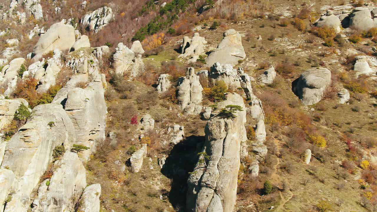 paisaje montañoso de otoño con formaciones rocosas únicas