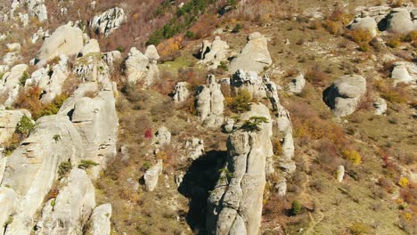 paisaje montañoso de otoño con formaciones rocosas únicas