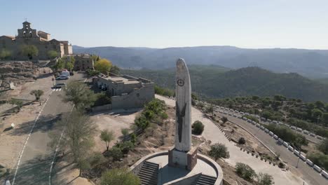 Die-Luftaufnahme-Zeigt-Die-Statue-Der-Heiligen-Madonna-Am-Pilgerheiligtum-Unserer-Lieben-Frau-Von-Cabeza,-Spanien