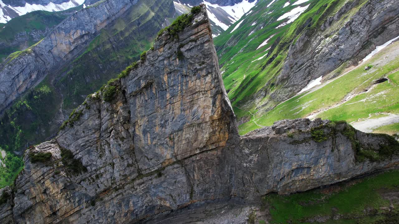 fotografía aérea de un dron de 4k de una enorme estructura rocosa inclinada en la cresta de shäfler en la región de appenzell de suiza