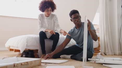 Paar-In-Neuem-Zuhause,-Das-Möbel-Zur-Selbstmontage-Zusammenstellt